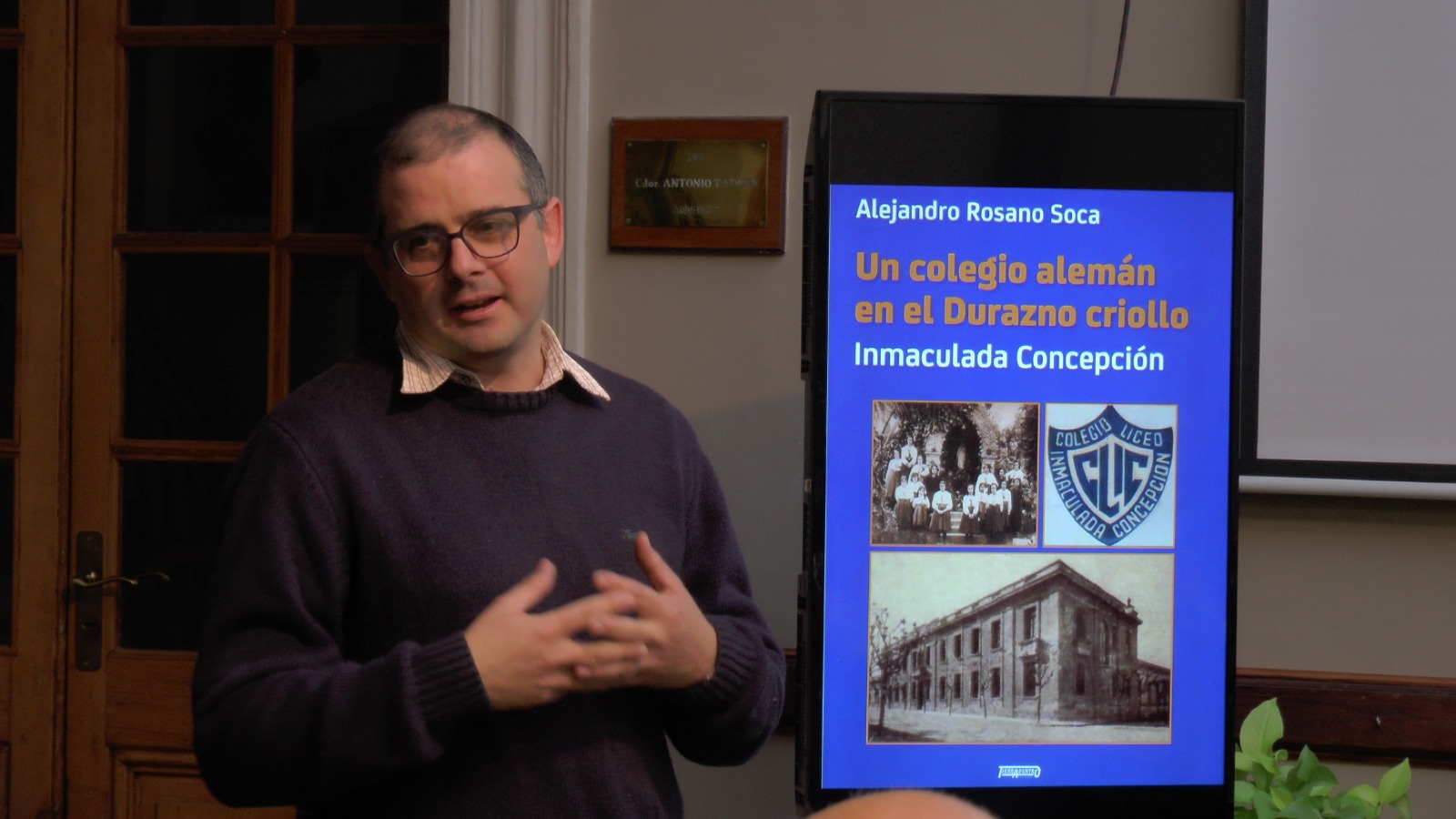 Numeroso marco de público en presentación de libro sobre el Colegio Inmaculada Concepción