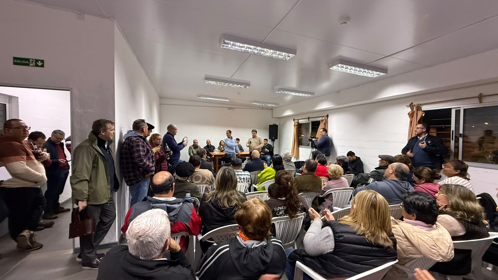 Reunión barrial en Santa Bernardina: vecinos plantearon inquietudes y el Gobierno anunció nuevas acciones