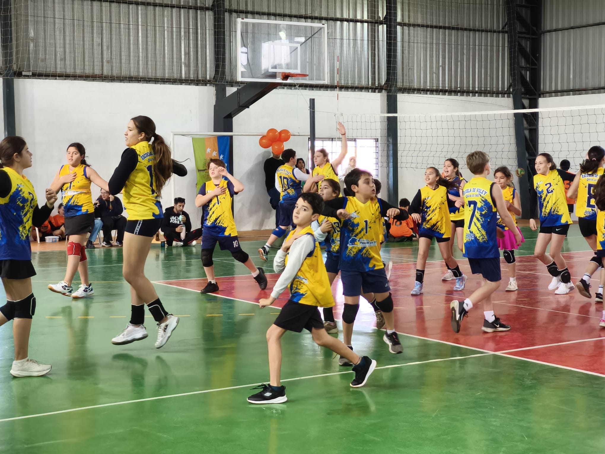 Multitudinario encuentro juvenil de voleibol reunió a más de 300 participantes en Centenario y Paso de los Toros